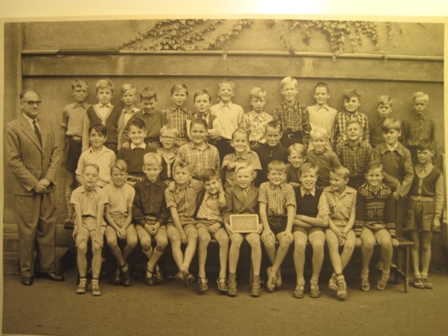 Årg 1950. foto 4A 1954 Til venstre klasselærer Henning Scherling Jensen.
Bag v.: Flemming Lindberg, Bjørn Schaumburg, Ole Nielsen, Jørgen Møller, Preben Arnmark, Flemming Ipsen, Flemming de Lorenzi, Per Larsen, Mogens Larsen, Kim Kristensen, Kaj Nielsen, Aage ??? og Fini Hougaard.
Midt v.: Peter Andersen, Arne Kræft, Knud Kristensen, Rolf Engel, Holger Rasmussen, Hans Esbensen, Leif Poulsen, Flemming Watland, Bent Ekstrand, Svend Frederiksen og Benny ?
Foran fra v. Erling Sørensen, Henrik Duun. tak Torben S