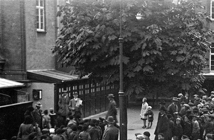 VELKOMMEN IND - HER OSER DET AF HISTORIER OG MINDER BÅDE FRA BISPEBJERG SKOLE OG UTTERSLEV SKOLE KVARTERET, MEN OGSÅ TIDENS TRENDS PRIMÆRT 50'ERNE, 60'ERNE OG 70'ERNE.
FOTO FRA SKOLEGÅRDEN 1950 SET FRA 