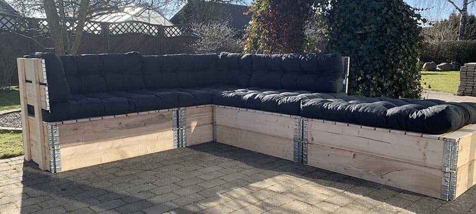 Pallesofa af pallerammer til haven