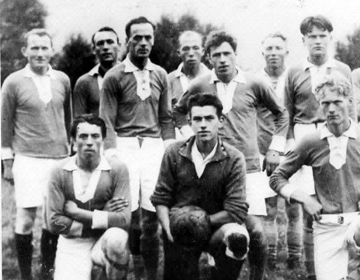 Rekdal IL.1935. Bak fra venstre. Olav K.Rekdal, Konrad Stokkevåg (trener fra Ålesund), Harald Rekdal, Trygve Rekdal, Petter Bjerkevoll, Peder Konrad Rekdal, Kristen Rekdal, Olav Bjerkevoll. Foran: Kåre Rekdal, Ole Rekdal, Trond Gjelsten. 