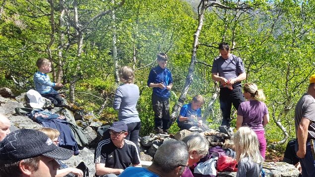 Tur til Røvarhytta i regi av Rekdal Idrettslag har blitt ein tradisjon. I år var vi omlag 40 stykker i alle aldersgrupper har tatt turen fjells, omlag 420 m.o.h 
