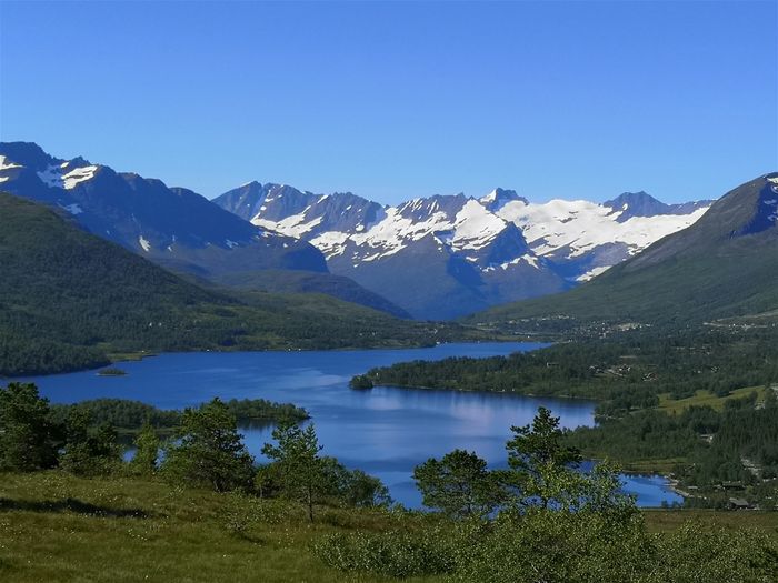 Fjellturen har starta, vi ser mot Nysætervatnet og flotte Sunnmørsfjell