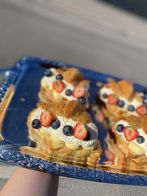 croissantbakelse med grädde och bär