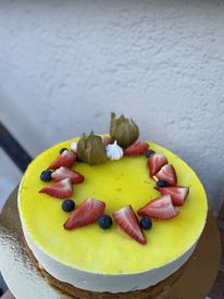 Citron Mousse Tårta med Jordgubbar och Blåbär