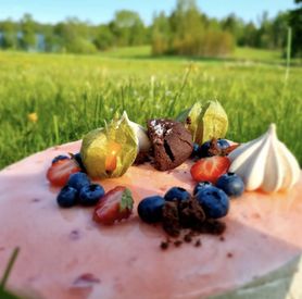 Mousse Tårta med Jordgubbar, choklad och Kakor och Grädde