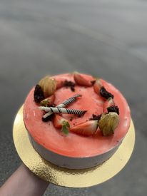 Mousse Tårta med Jordgubbar, choklad och Kakor