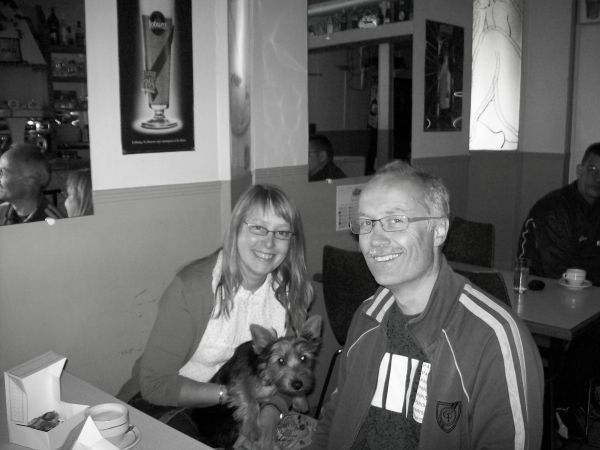 På café i Frankrig - med hund, selvfølgelig!/At a café in France - with dog, what else?