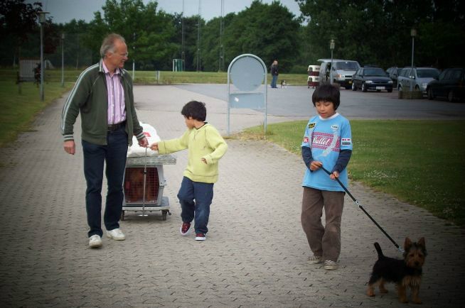 Det er hårdt at gå på udstilling - men dejligt med gode hjælpere/Shows are hard work - nice to get a helping hand