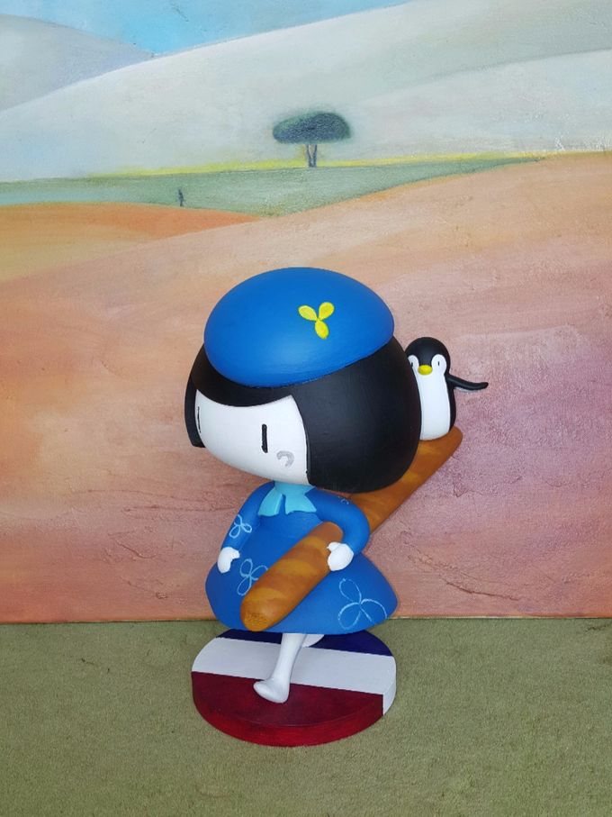 She has a companion too! Well hidden behind to give people surprises! Balancing himself on the long baguette, Pipi does travel light indeed.