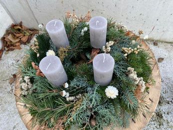 Adventkranz hellgrau_Blumen vom Hühnersteig