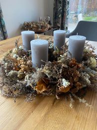 Trocken-Adventkranz mit grauen Kerzen