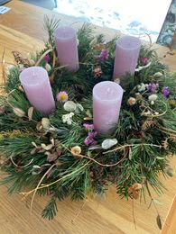 Adventkranz hellviolett_Blumen vom Hühnersteig