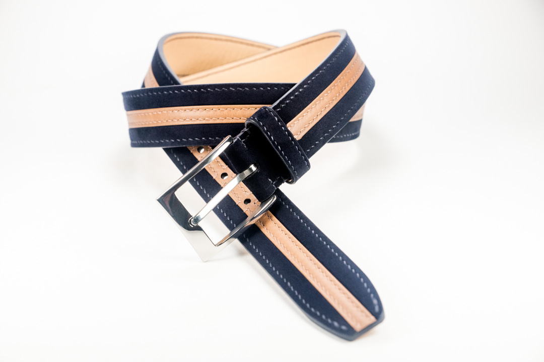 Marineblåt foret herrebælte med forsænket pynterem / 35 mm