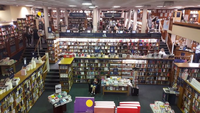 Blackwell i Oxford. Her ses Norrington Room, nordeuropas største bogafdeling. Deres Harry Potter afdeling er på størrelse med en mellemstor Bog&Idés afdeling for skønlitteratur.