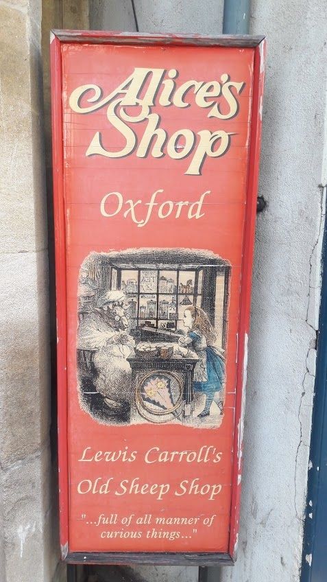 Var en tur inde i denne shop i Oxford. Fik desværre kun et foto. Alt i shoppen er relateret til dette ene eventyr af Lewis Carroll. Hvis du vil se flere billeder, må du google, jeg vil nemlig ikke risikere at komme i copyrightfængsel, har hørt, der kan være ret grimt for uudgivne forfattere, så jeg poster kun billeder, jeg er sikker på, jeg må bruge :-)
