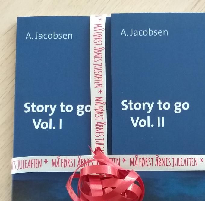 * 24. december * Næh, hvad er nu det. Hvem skal have dem? Ja, det kunne være mandelgaven, eller værtindegaven, den lille ekstrating, eller den gave alle slås om i pakkelegen ;-) 'Story go vol I og II' kan bestilles under Story to go eller via kontaktformular. Indpakket (eventuelt signeret) og tilsendt for 120 kroner :-) Bliver du ved med at tage os som gidsler med dine 'to-go-sager', spørger du. Øh, Ja det gør jeg. Indtil mit oplag er solgt eller min nye roman er klar :-). Og jeg synes trods alt ikke, det er helt så slemt som føromtalte gidselssag.