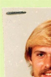 12. DECEMBER. 'Politiets hemmelige våben' er til true-crime-elskeren Kristine på 52 år, der kan huske den tid, hvor Benny Frederiksen var 24 år og politibetjent på prøve, da han en mørk aften i oktober 1980 blev første mand på gerningsstedet i den bestialske sag om drabet på Michelle Anderson. Det blev begyndelsen på et politiliv, som kom til at handle om kunsten at hverve hemmelige meddelere og opklare sager om alt fra skjulte hashtunneler på Christiania til Snapchatdrabet i Gentofte. Kom med på en enestående rejse gennem nyere kriminalhistorie, fra Uropatruljen til Rejseholdet og afdelingen for organiseret kriminalitet.