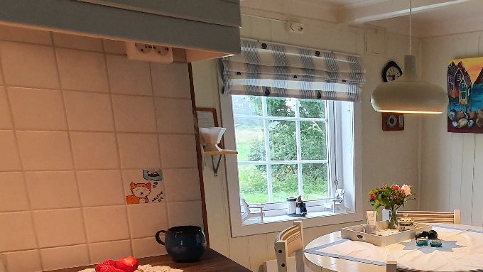 Kjøkkenet er utstyrt med oppvaskmaskin, kaffetrakter,  og dekketøy til 12 personer. Kjøkkenbordet kan slås ut med to klaffer. 