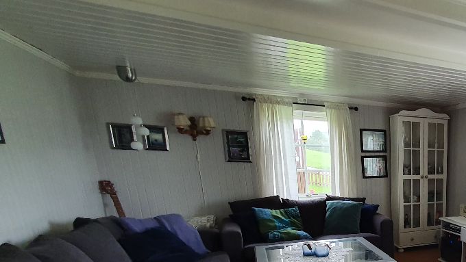 Stua.
Vi har ikke wifi, og andre mobilselskap enn Telenor, har dessverre dårlig dekning. 