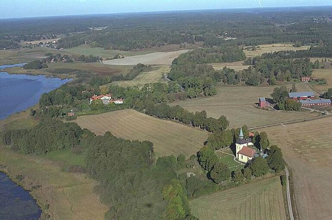 Ludgo kyrka närmast sedan Trollesund och längst bort till vänster Aspa samhälle