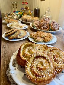 Café, egenbakade kakor och bullar 