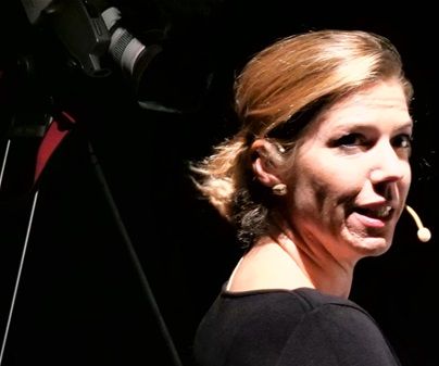 Eva Roebers begann mit 5 Jahren Klavier zu spielen. Ihre musikalische Ausbildung erhielt sie zuerst an der Jugendmusikschule Offenbach. Schon mit 13 konnte sie als Jungstudentin dann an das Hochsche Konservatorium in Frankfurt wechseln und erhielt dort Unterricht bei Prof Angelika Nebel. Bis zum Abitur 1995 war sie außerdem Schülerin bei Prof. Ludwig Hoffmann in München und Ilona Sandor in Frankfurt. In ihrer Jugendzeit erspielte sie regelmäßig 1.Preise auf Landesebene “Jugend musiziert”.