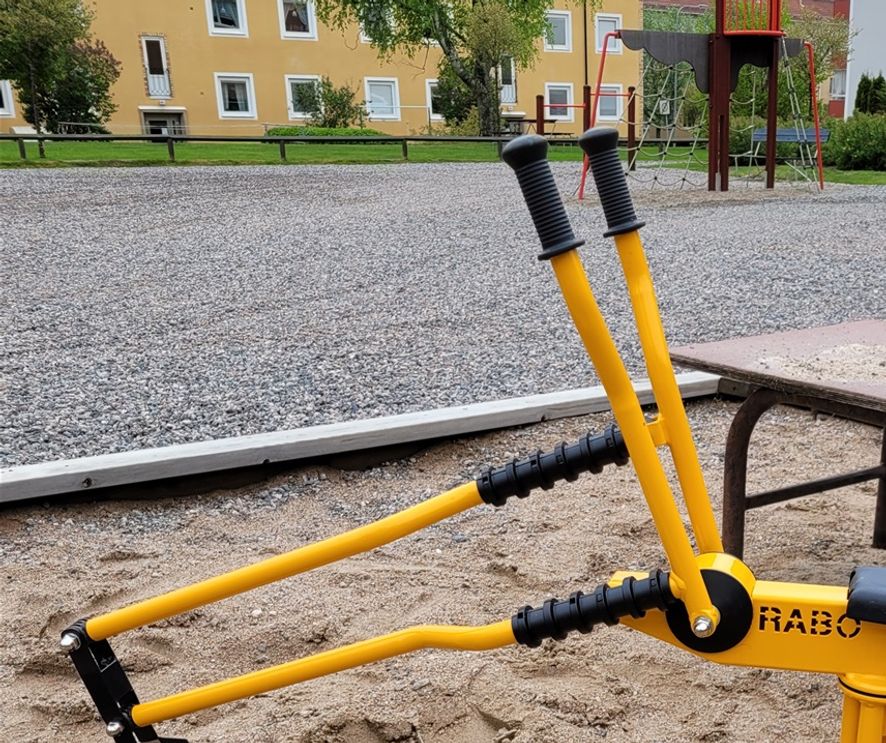 En ny grävskopa till lekplatsen har inhandlats och nu är den på plats i sandlådan.