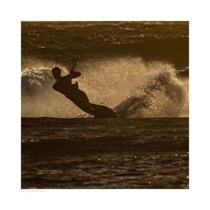 1. Kajtsurfare, Torö Stenstrand (50x50cm)