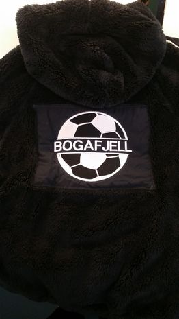 Logo brodert på fleece