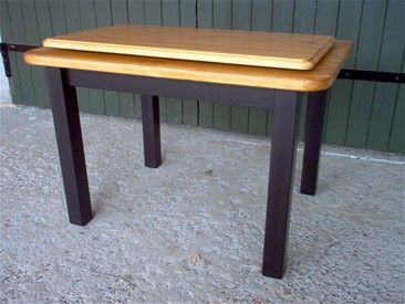 Her ble plata skjært av i bakkant, pussa grundig og lakka med Bistrot lakk. Understellet ble malt i seterbrunt. Dreieplata er hjemmelaga.