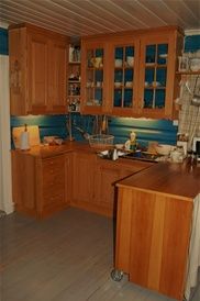 En 15 år gammel innredning som er lakka utvendig og ubehandla innvendig.
