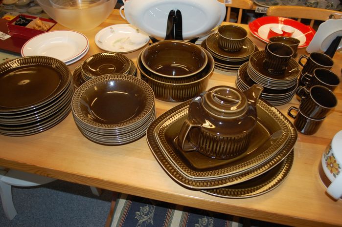 "FOCUS" (designet av Kaare Blokk Johansen, produsert i tidsrommet 1968 - 1976): Tekanne kr145. 6 kaffekuverter (3 deler) kr45/stk. 1 kaffekopp/skål kr 35. 5 skåler kr10/stk. Resten er solgt.