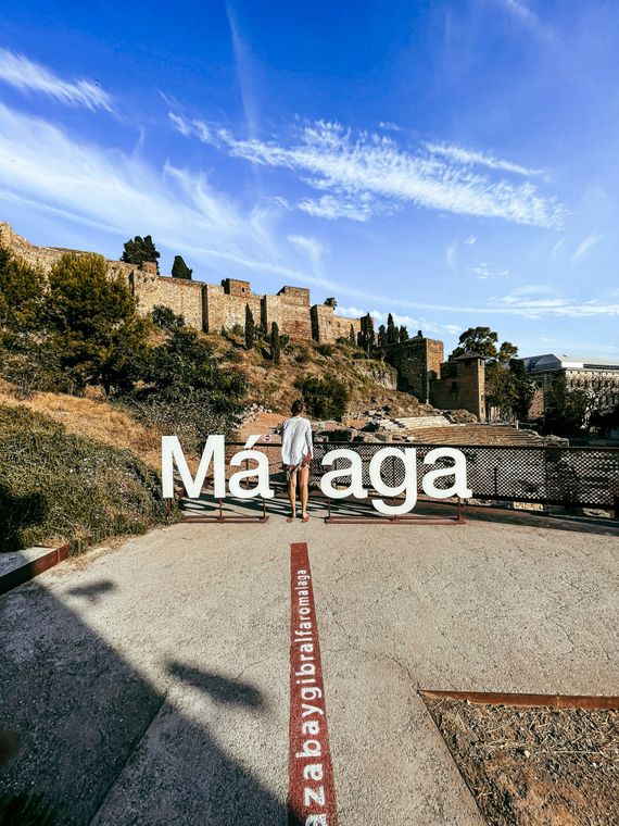 Malaga Bucket List Travel resa person står vid skylt