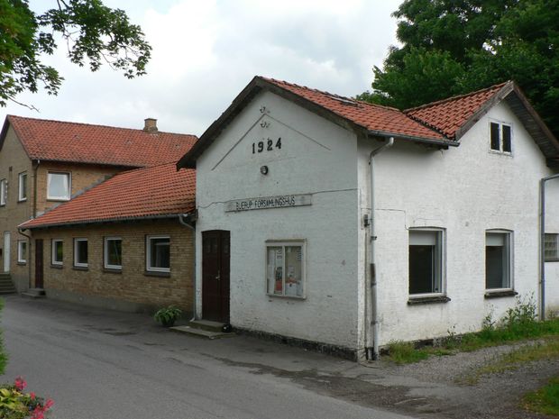 Sådan så vores gamle forsamlingshus ud. Nu er den hvide bygning revet ned.