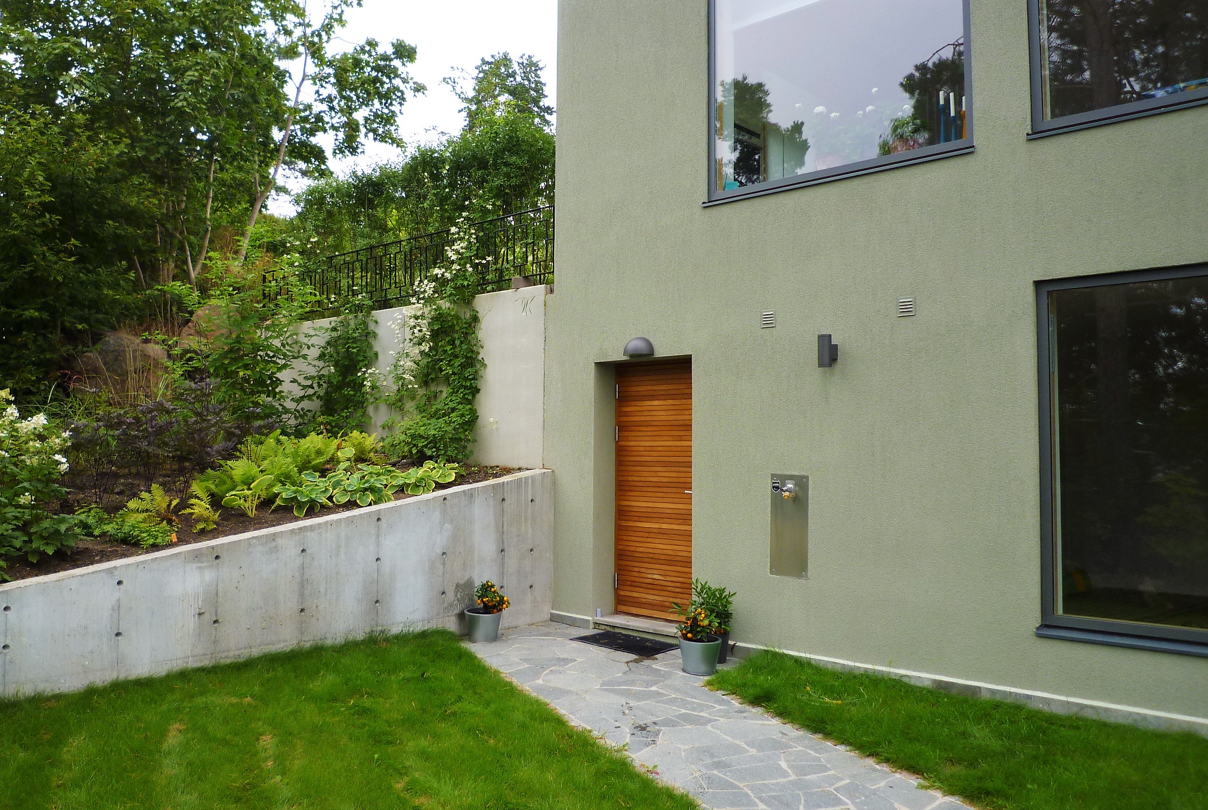 Betong stödmur, gång av natursten, trädgårdsarkitektur