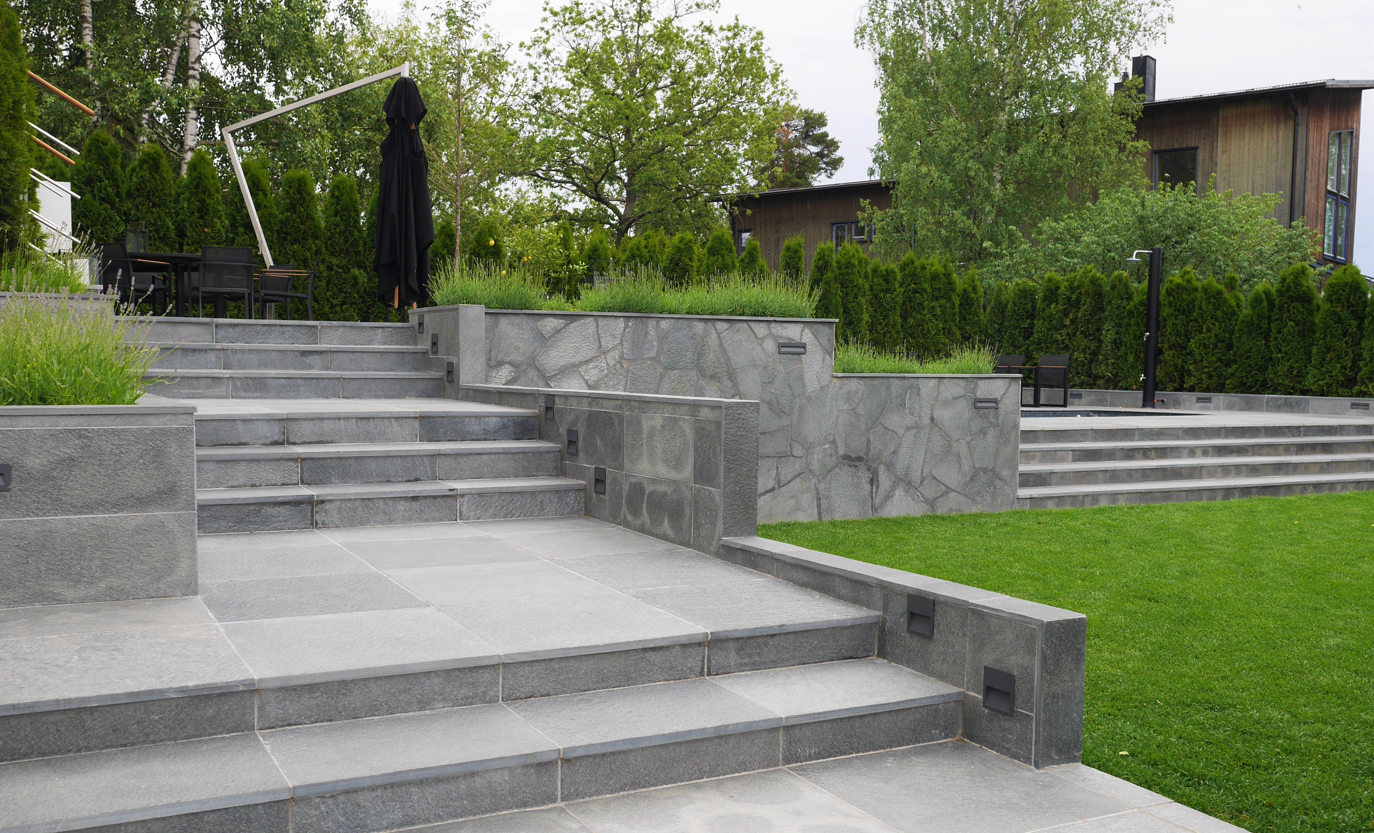 Trappa av skiffer, natursten, stödmur, trädgårdsdesign