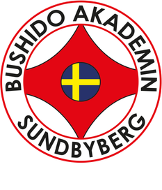 Cirkelformad logotyp med kankusymbol, svenska flaggan och föreningens namn