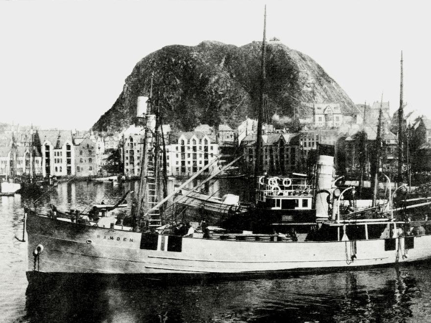 DS Ramoen ved kai i Ålesund med med en annen av Hess sine båter, DS Bell, bakom.