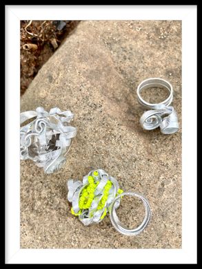Ringar i falsettvalsad aluminium, Margareta Forslund
