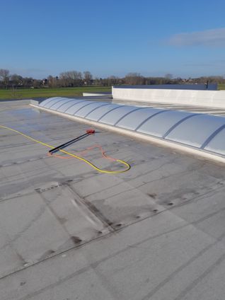reinigen koepels plat dak