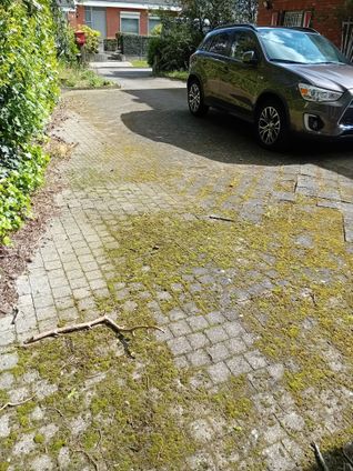 Zwaar vervuilde oprit   foto voor de werken ->
