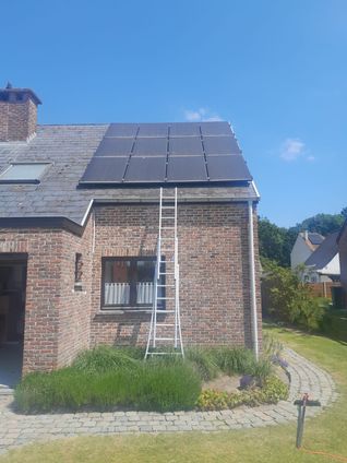 Foto voor het schoonmaken van de zonnepanelen ->
