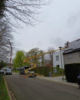 Schoonmaken zonnepanelen met hoogwerker