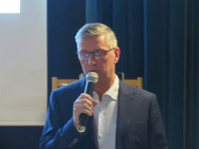 Peter håller 