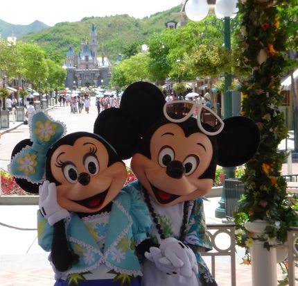 Disneyland med alla de kända figurerna, och mycket mycket mer.