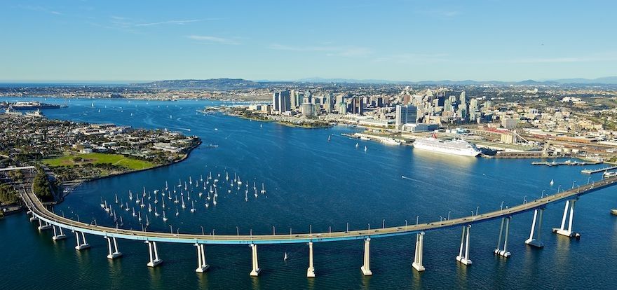 Färden till ön gick från city över den imponerande Coronado Bridge.