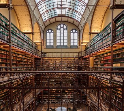 Biblioteket var mycket omfattande. Bilden visar inte hela sanningen.
