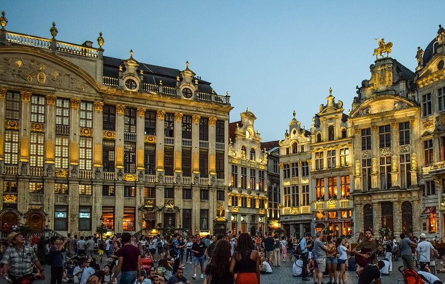 Grand Place. Ett stort torg inringat av en mästerlig arkitektur och med ett rikt folkliv.