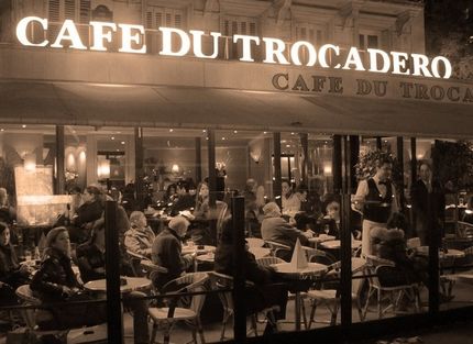 Place du Trocadero. Några stenkast från Eiffeltornet.