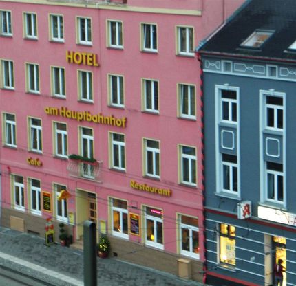 Det ekade, stort och tomt. Nu tycks man ha fått ordning på vårt hotell.